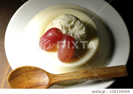 クリームと葡萄を乗せたパンナコッタ クリームと葡萄を乗せたパンナコッタ 116134304