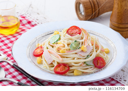 日本のパスタ料理の定番　スパゲッティサラダ 116134709