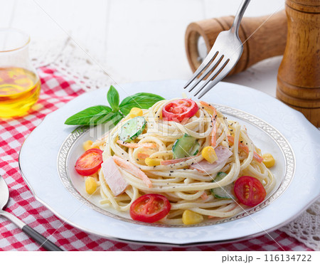 日本のパスタ料理の定番　スパゲッティサラダ 116134722