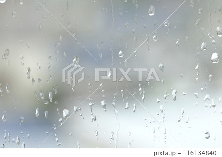 窓ガラスに滴る雨粒 116134840