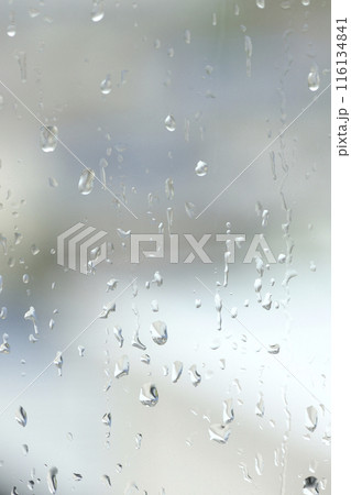 窓ガラスに滴る雨粒 窓ガラスに滴る雨粒 116134841