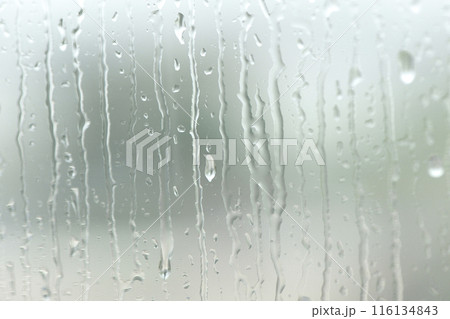 窓ガラスに滴る雨粒 116134843