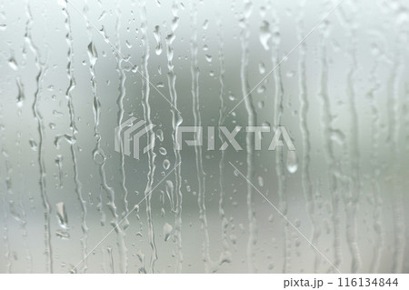 窓ガラスに滴る雨粒 116134844