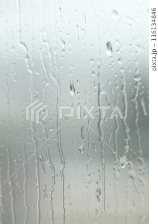 窓ガラスに滴る雨粒 窓ガラスに滴る雨粒 116134846
