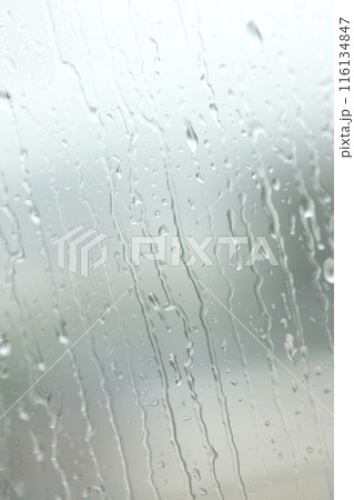 窓ガラスに滴る雨粒 窓ガラスに滴る雨粒 116134847