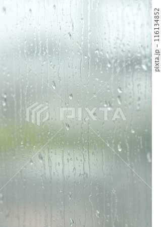 窓ガラスに滴る雨粒 116134852