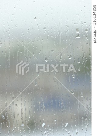 窓ガラスに滴る雨粒 窓ガラスに滴る雨粒 116134859