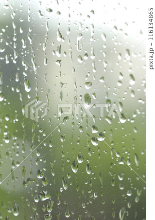 窓ガラスに滴る雨粒 116134865