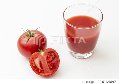 コップに入ったトマトジュースとトマト　白バック 116134897