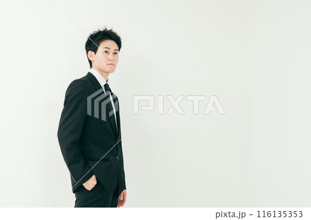 スーツ姿の20代イケメン男性 116135353