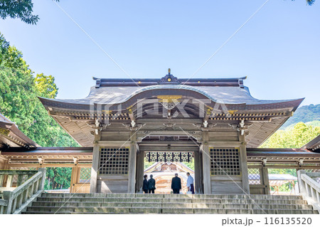 越後一宮 彌彦神社　随神門　左右に伊夜日子大神に随行警護する長気(右側)長邊(左側)の兄弟神を奉祀 116135520