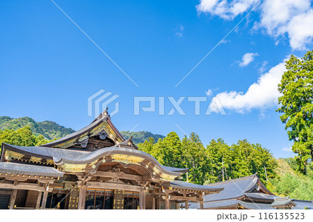 越後一宮 彌彦神社　御本殿・拝殿　三間社流造向拝付　弥彦山を背景に深い杜の境内 116135523