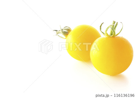 黄色いミニトマトのみを白背景で撮影 116136196