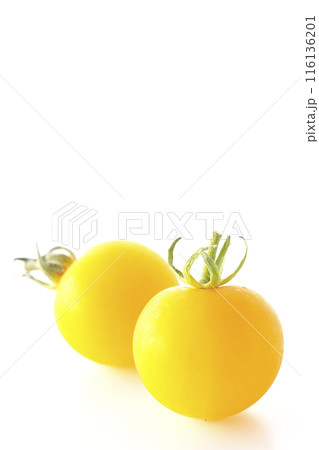 黄色いミニトマトのみを白背景で撮影 黄色いミニトマトのみを白背景で撮影 116136201