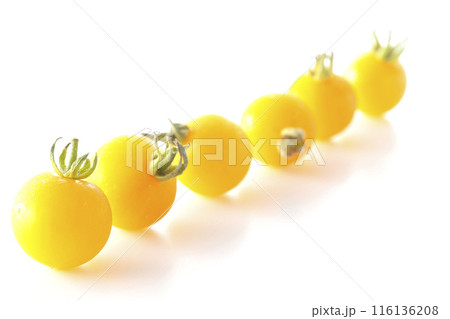 黄色いミニトマトのみを白背景で撮影 黄色いミニトマトのみを白背景で撮影 116136208