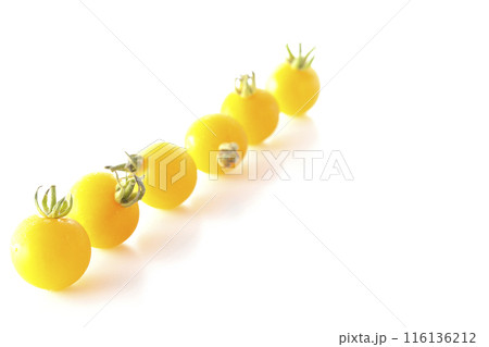 黄色いミニトマトのみを白背景で撮影 116136212