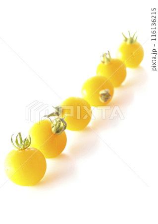 黄色いミニトマトのみを白背景で撮影 116136215