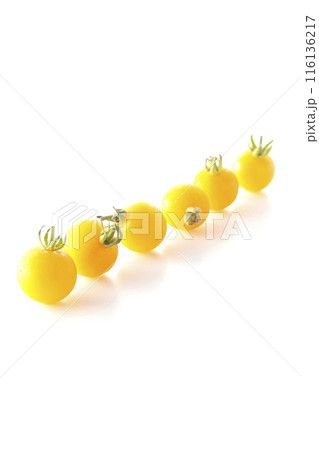 黄色いミニトマトのみを白背景で撮影 黄色いミニトマトのみを白背景で撮影 116136217