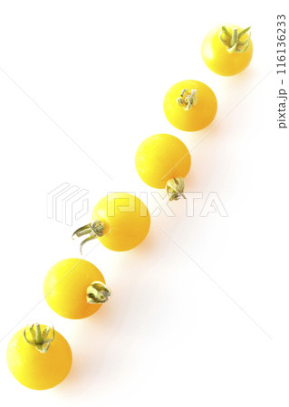 黄色いミニトマトのみを白背景で撮影 黄色いミニトマトのみを白背景で撮影 116136233