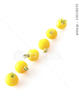黄色いミニトマトのみを白背景で撮影 黄色いミニトマトのみを白背景で撮影 116136235
