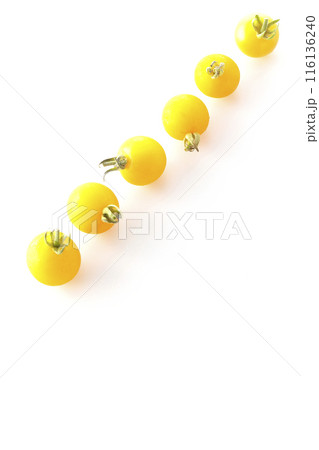 黄色いミニトマトのみを白背景で撮影 黄色いミニトマトのみを白背景で撮影 116136240