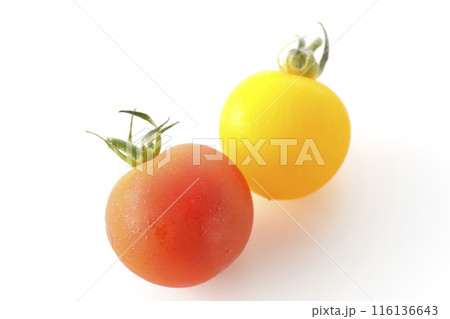 黄色と赤色のミニトマトを白背景で撮影 116136643