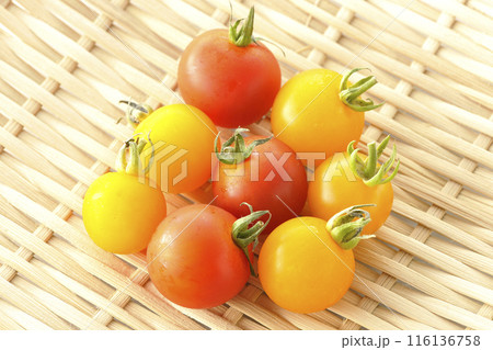 ざるの中の黄色と赤色のミニトマト 116136758