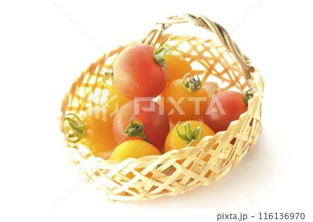 竹かごに沢山入っている黄色と赤色のミニトマトを白背景で撮影 竹かごに沢山入っている黄色と赤色のミニトマトを白背景で撮影 116136970