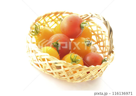 竹かごに沢山入っている黄色と赤色のミニトマトを白背景で撮影 竹かごに沢山入っている黄色と赤色のミニトマトを白背景で撮影 116136971
