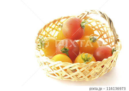 竹かごに沢山入っている黄色と赤色のミニトマトを白背景で撮影 竹かごに沢山入っている黄色と赤色のミニトマトを白背景で撮影 116136973