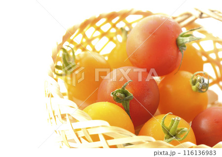 竹かごに沢山入っている黄色と赤色のミニトマトを白背景で撮影 竹かごに沢山入っている黄色と赤色のミニトマトを白背景で撮影 116136983