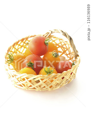 竹かごに沢山入っている黄色と赤色のミニトマトを白背景で撮影 竹かごに沢山入っている黄色と赤色のミニトマトを白背景で撮影 116136989