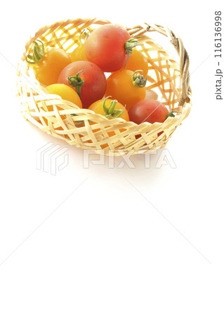 竹かごに沢山入っている黄色と赤色のミニトマトを白背景で撮影 竹かごに沢山入っている黄色と赤色のミニトマトを白背景で撮影 116136998