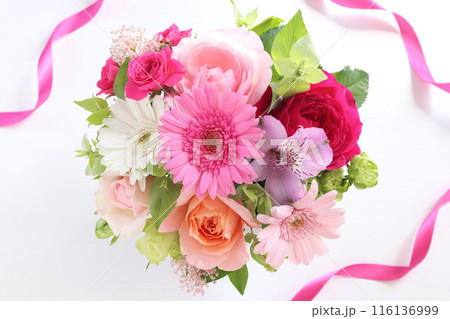 ピンクのガーベラアレンジ 116136999