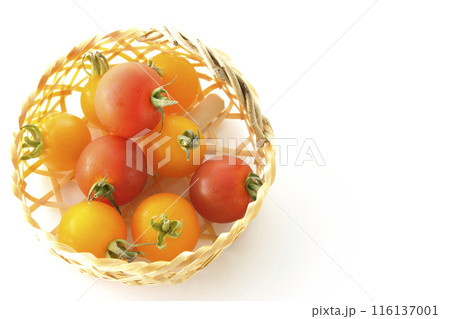 竹かごに沢山入っている黄色と赤色のミニトマトを白背景で撮影 116137001
