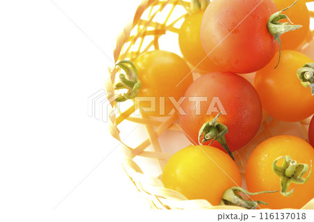 竹かごに沢山入っている黄色と赤色のミニトマトを白背景で撮影 竹かごに沢山入っている黄色と赤色のミニトマトを白背景で撮影 116137018