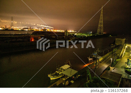 工場夜景と出漁前の漁船 工場夜景と出漁前の漁船 116137268