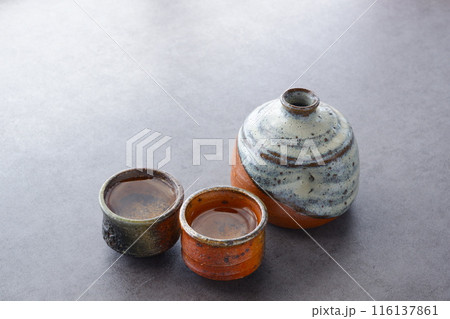 日本酒の徳利と、日本酒が注がれた2つのお猪口 116137861