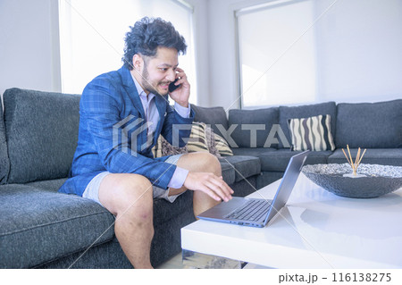 半身のみスーツを着てパソコンを見ながら電話をかけるビジネスマン 半身のみスーツを着てパソコンを見ながら電話をかけるビジネスマン 116138275