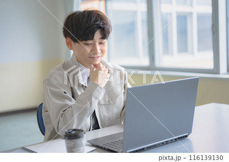 考える作業服男性 116139130