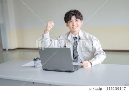 PCとガッツポーズする若い作業服男性 PCとガッツポーズする若い作業服男性 116139147