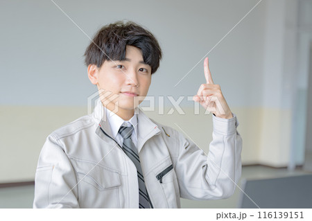 指差す若い作業服男性 指差す若い作業服男性 116139151
