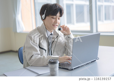インカムをした若い作業服男性 インカムをした若い作業服男性 116139157