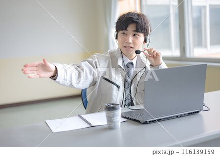 インカムをした若い作業服男性 インカムをした若い作業服男性 116139159