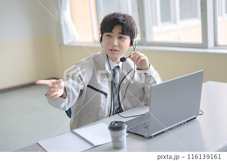 インカムをした若い作業服男性 インカムをした若い作業服男性 116139161