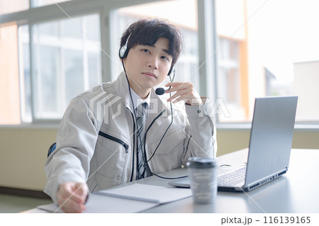 インカムをした若い作業服男性	 116139165