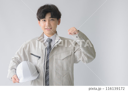 ヘルメットと若い作業着男性 ヘルメットと若い作業着男性 116139172
