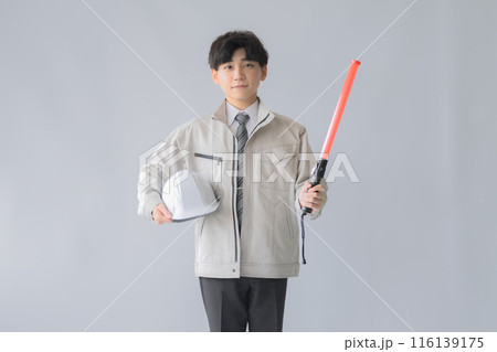 誘導とヘルメットを持つ若い作業服男性 116139175