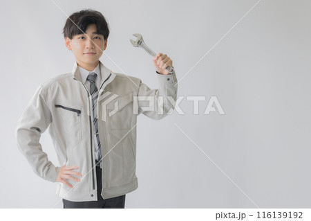 スパナと作業服男性 スパナと作業服男性 116139192