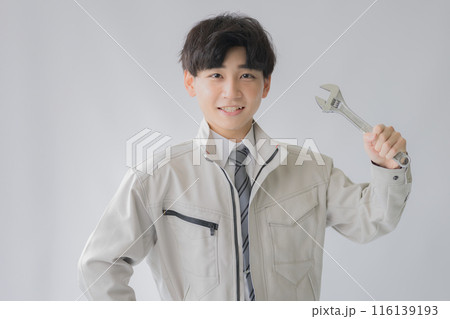 スパナと作業服男性 スパナと作業服男性 116139193